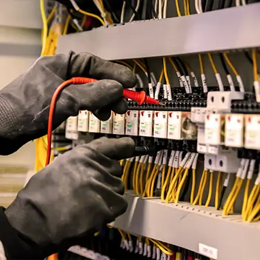 Instalación eléctrica moderna en un salón.