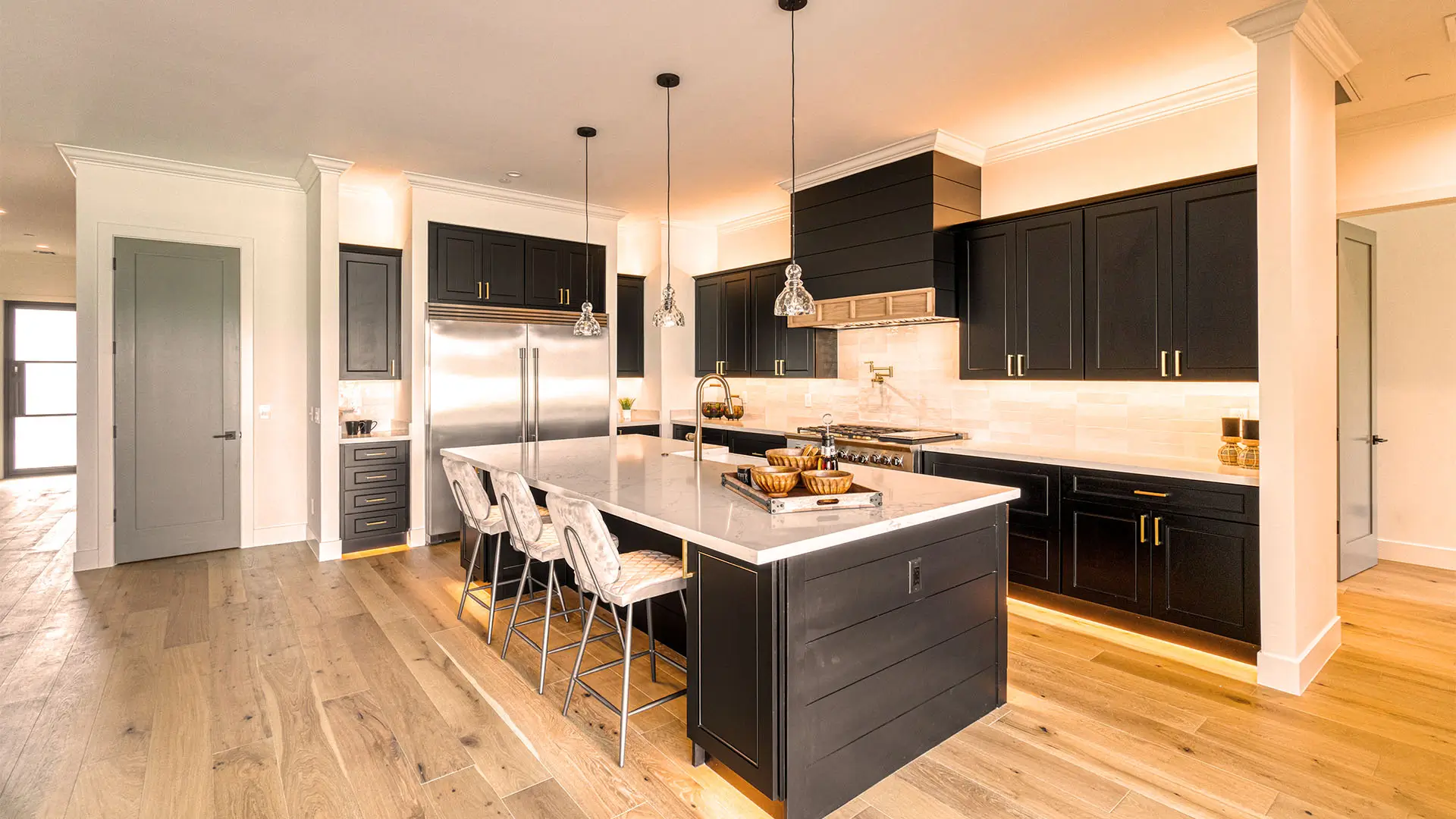 Cocina renovada con acabados en madera.